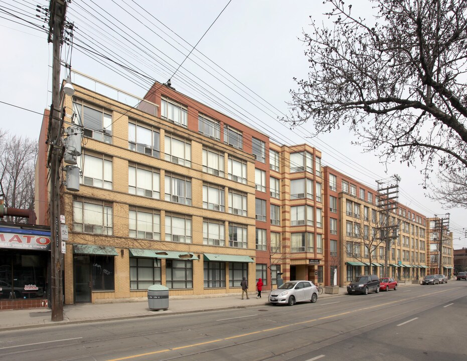 1070-1080 Queen St E in Toronto, ON - Building Photo