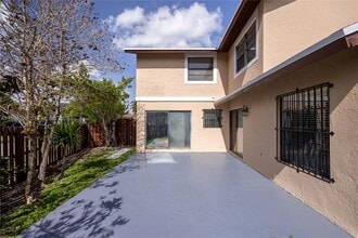 914 NW 106th Ave Cir in Miami, FL - Building Photo - Building Photo