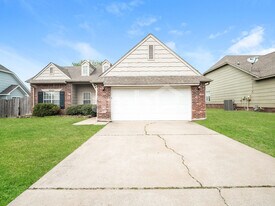 20233 E 43rd Pl S in Broken Arrow, OK - Building Photo