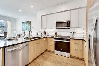 593 Camino De La Reina, Unit ID1287538P in San Diego, CA - Building Photo - Building Photo