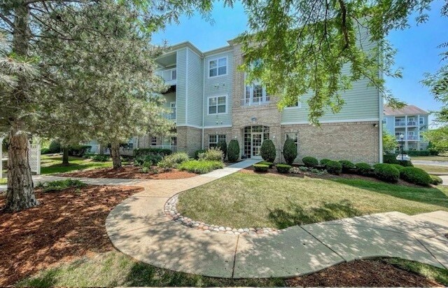 1315 W Lake St, Unit 303 in Addison, IL - Building Photo