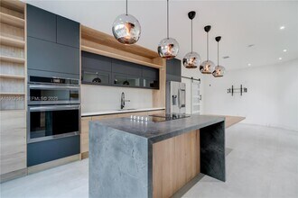 11583 NW 69th Terrace in Doral, FL - Building Photo - Building Photo