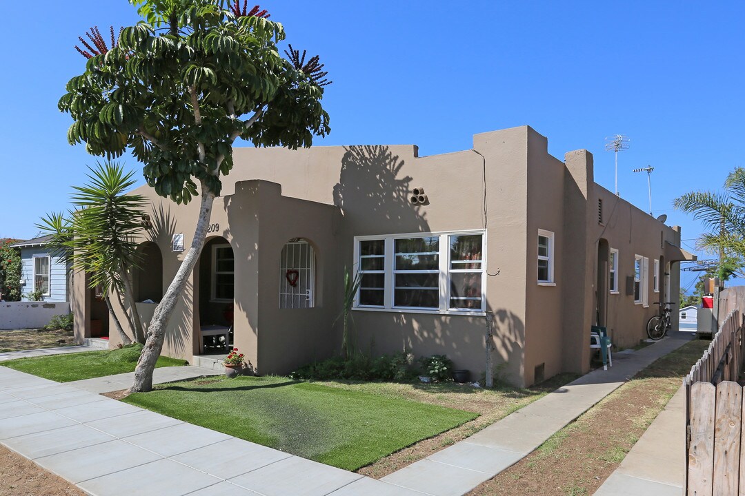 209-217 S Horne St in Oceanside, CA - Building Photo