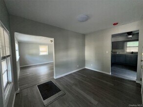 8 Valentine Ave in Glen Cove, NY - Building Photo - Building Photo