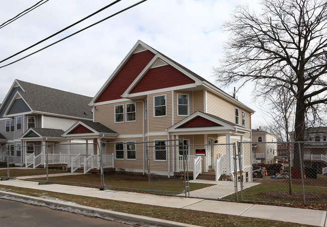 2483 Main St in Hartford, CT - Building Photo - Building Photo