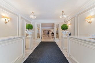 815 Park Ave in New York, NY - Building Photo - Interior Photo