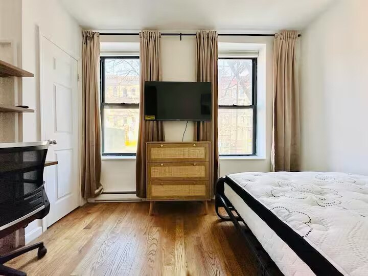Furnished room/NOT APARTMENT, Unit 2D in New York, NY - Foto de edificio