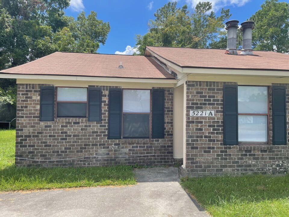 5221 Napoleon Dr in North Charleston, SC - Foto de edificio