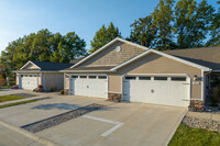 Redwood Fort Wayne Maplecrest Road in Fort Wayne, IN - Foto de edificio - Building Photo