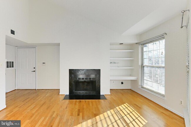 12162 Penderview Ln-Unit -1633 in Fairfax, VA - Building Photo - Building Photo