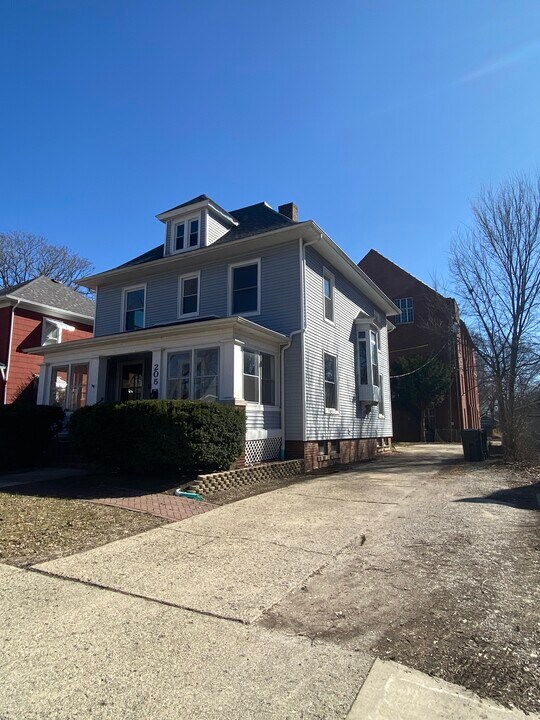205 W High St in Urbana, IL - Building Photo