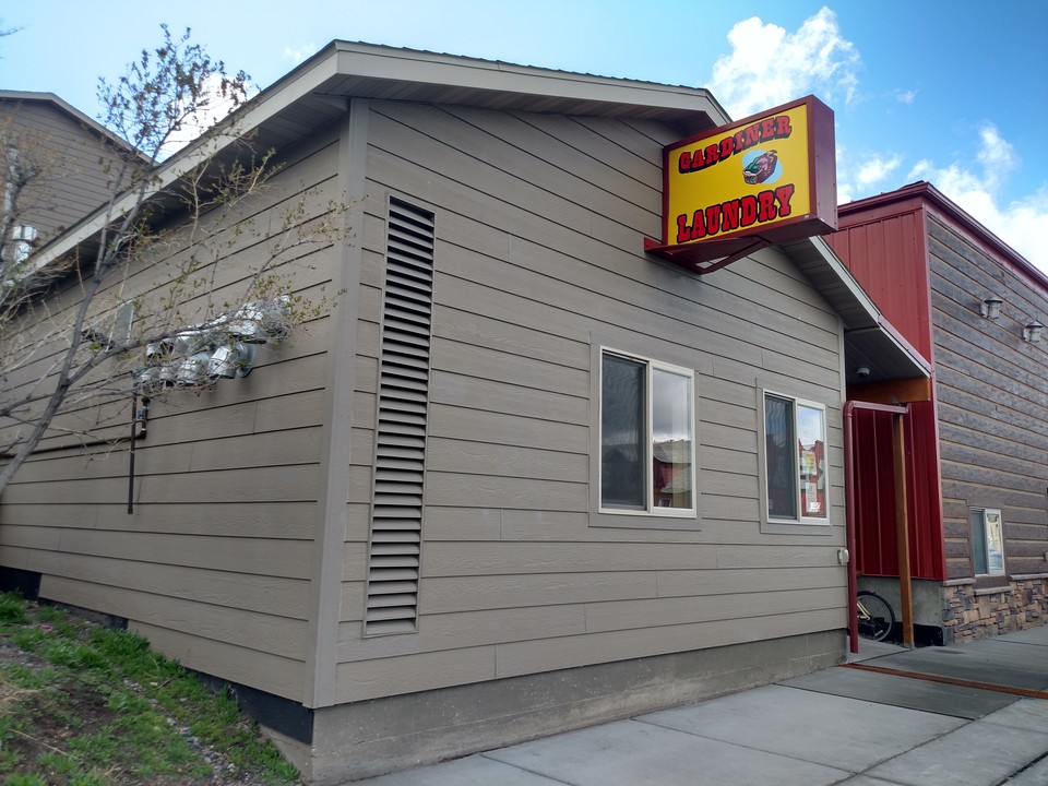 111 Main St in Gardiner, MT - Building Photo