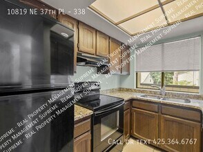 10819 NE 37th Pl in Bellevue, WA - Building Photo - Building Photo