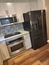 7124 Farralone Ave, Unit 111 in Canoga Park, CA - Building Photo - Building Photo