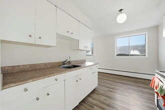 Lord Robinson Apartments in Regina, SK - Building Photo - Building Photo
