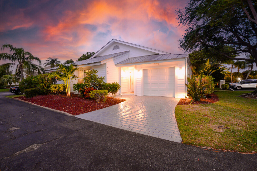 4140 NE Breakwater Dr in Jensen Beach, FL - Foto de edificio