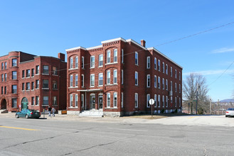 1490 Elm St in Manchester, NH - Foto de edificio - Building Photo