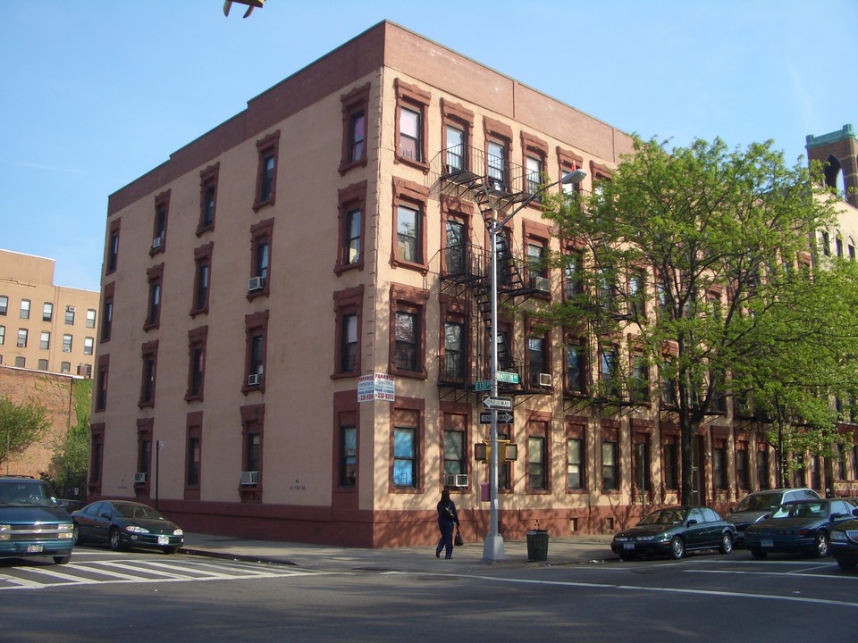 2059-2071 Madison Ave in New York, NY - Foto de edificio