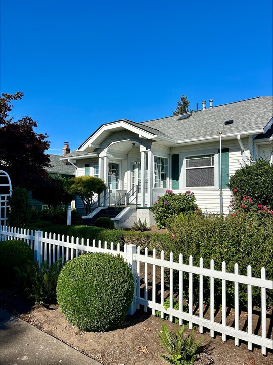 700 Liberty St in Lynden, WA - Building Photo