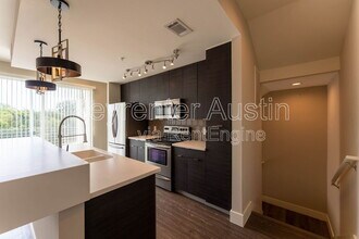 604 N Bluff Dr in Austin, TX - Building Photo - Building Photo