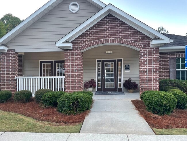 Skyline Trace Apartments in Monroe, GA - Foto de edificio - Building Photo
