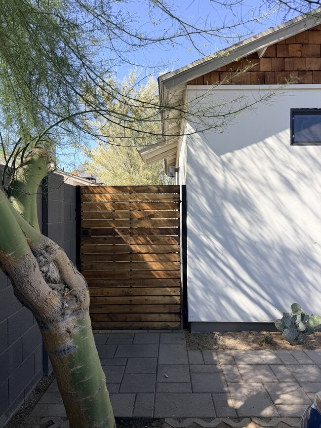 property at 1027 E McKinley St