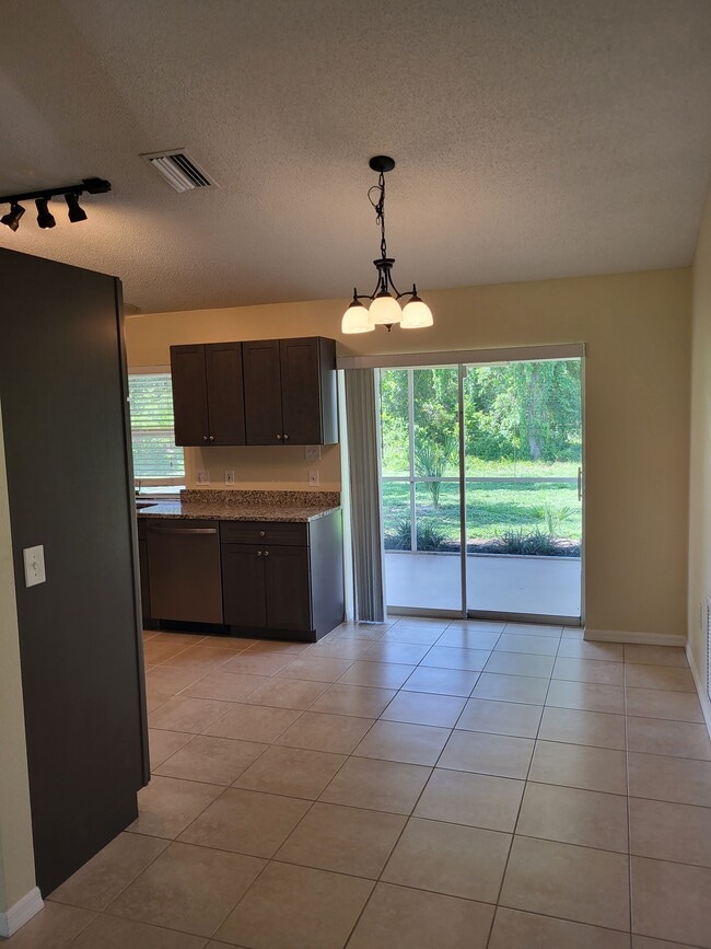 10067 Topsail Ave in Englewood, FL - Foto de edificio - Building Photo