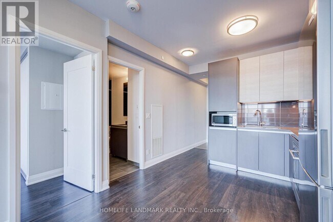 396 Hwy 7 in Richmond Hill, ON - Building Photo - Building Photo