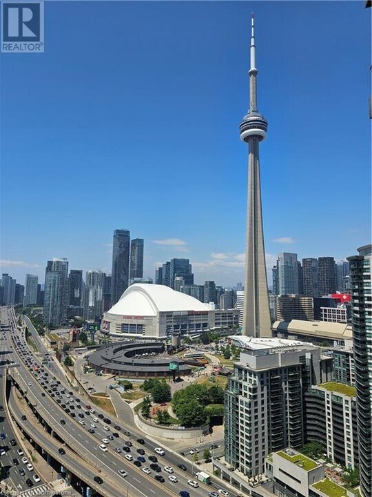 8 York St in Toronto, ON - Building Photo