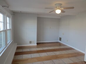 160 E 3rd St in Deer Park, NY - Building Photo - Building Photo