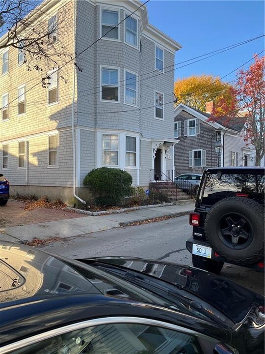 24 Third St in Newport, RI - Foto de edificio