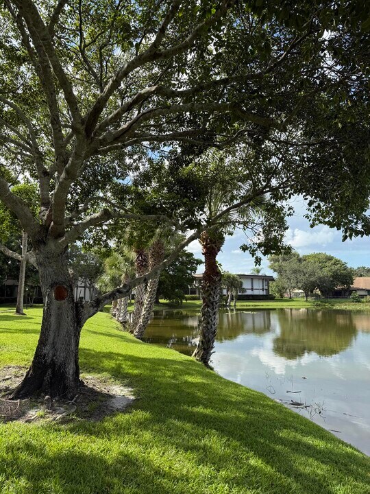 1 W Greenway Dr in Royal Palm Beach, FL - Building Photo