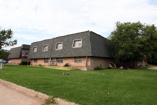 University Village Apartments in Edmond, OK - Building Photo - Building Photo