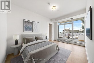 10 Inn On The Pk Dr in Toronto, ON - Building Photo - Building Photo