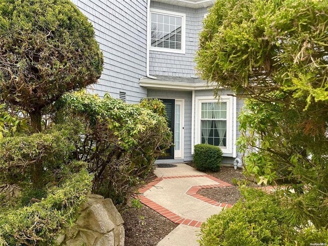 120 Lakebridge Dr S in Kings Park, NY - Building Photo - Building Photo