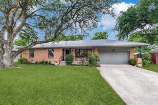9831 Mercer Dr in Dallas, TX - Building Photo