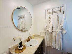 5100 Rilma Ave in Sarasota, FL - Building Photo - Building Photo