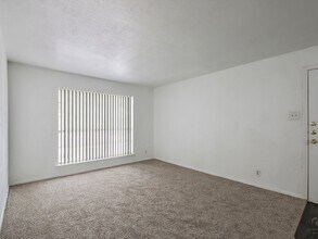 3432 S Great Trinity Forest Way in Dallas, TX - Building Photo - Building Photo