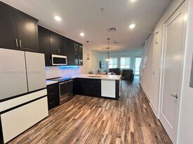 10229 NW 64th Terrace in Doral, FL - Building Photo