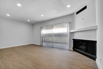 16TH910 in Santa Monica, CA - Building Photo - Interior Photo