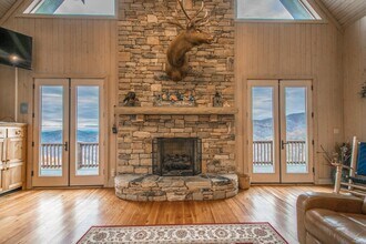 6 S Songbird Ct in Hendersonville, NC - Building Photo - Building Photo