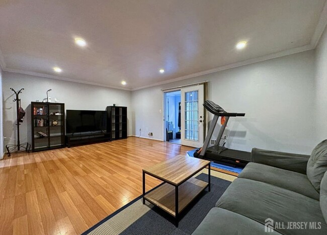 39 Anderson Ct in East Brunswick, NJ - Building Photo - Building Photo