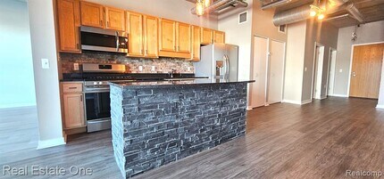 100 W Fifth St in Royal Oak, MI - Building Photo - Building Photo