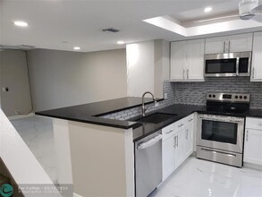 93 SW 3rd St in Pompano Beach, FL - Building Photo - Building Photo