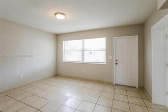 1481 NW 44th St in Miami, FL - Foto de edificio - Building Photo