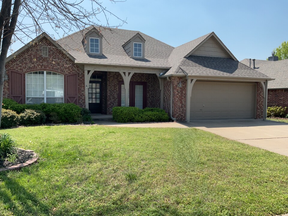 9830 East 119th Pl S in Bixby, OK - Building Photo