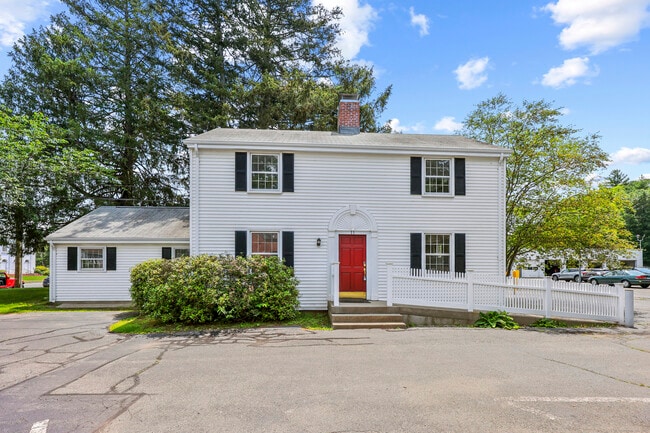 11 W Main St in Avon, CT - Building Photo - Building Photo