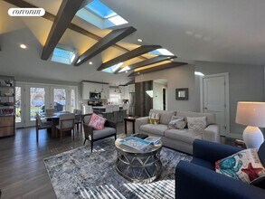 348 Division St in Sag Harbor, NY - Foto de edificio - Building Photo