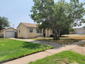 1327 S Avenue C in Portales, NM - Building Photo - Building Photo