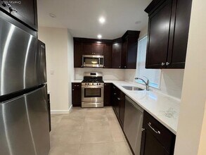 42 Sintsink Dr E in Port Washington, NY - Building Photo - Building Photo